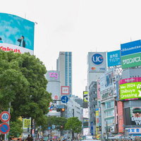 渋谷スクランブル交差点の109と広告看板が並ぶ東京の象徴的な交差点の写真