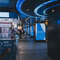 渋谷ちかみちのブルーライト照明が光るデジタルサイネージと店舗の写真