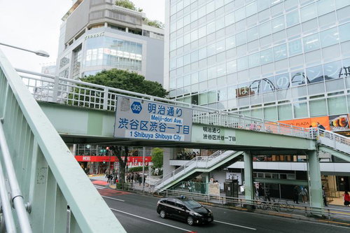 東京メトロ渋谷駅13番出口側の明治通り歩道橋