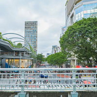 渋谷の明治通りにある歩道橋と13番出口周辺の街並み（宮下パークなど）の写真
