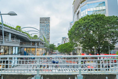 渋谷の明治通りにある歩道橋と13番出口周辺の街並み、宮下パークを含む都市風景