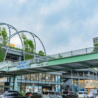 渋谷駅13番出口の歩道橋から見た宮下パークと明治通りの景観の写真