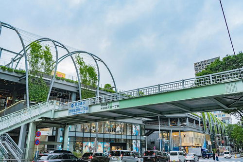 渋谷駅13番出口の歩道橋から見た宮下パークと明治通りの景観