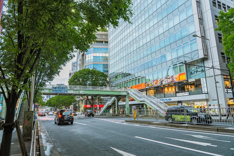 渋谷駅13番出口と明治通りの都会的風景