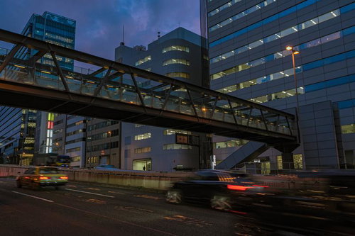 ブリッジ渋谷21付近を走る車と夜の高層ビル群の夜景