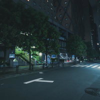 夜間のJR渋谷駅新南口の無人の街路風景の写真