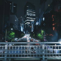 東京渋谷の明治通りと歩道橋からの夜景、ビル群が立ち並ぶ帳のシーンの写真