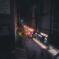 夜間に明るく照らされた渋谷横丁の静かな路地の写真