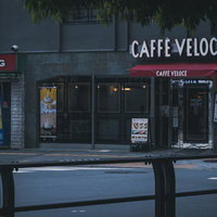 渋谷新南口を出てすぐのカフェ街、駅前の繁華街風景の写真