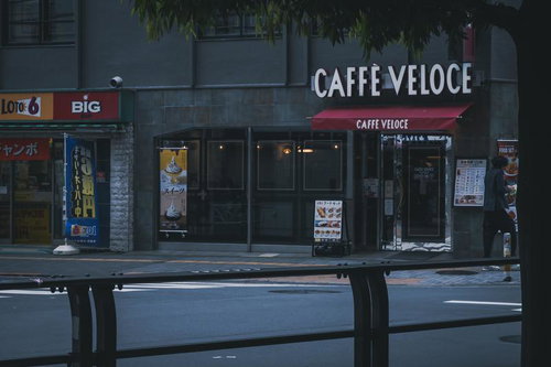 渋谷新南口を出てすぐのカフェ街、駅前の繁華街風景
