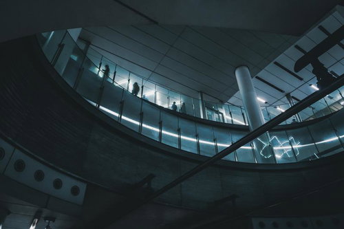 副都心線渋谷駅の楕円形の吹き抜けを見上げる駅構内