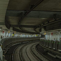 東京メトロ副都心線渋谷駅のホームと曲線を描く線路の写真