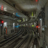 副都心線渋谷駅のホームを走るレールと駅構内の風景の写真