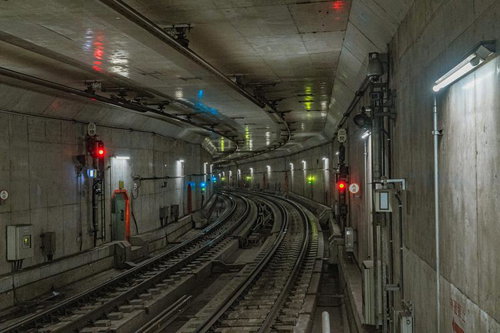 副都心線渋谷駅のホームを走るレールと駅構内の風景