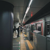 東京メトロ渋谷駅のB5F副都心線ホームで待機する乗客の写真