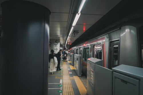 東京メトロ渋谷駅のB5F副都心線ホームで待機する乗客