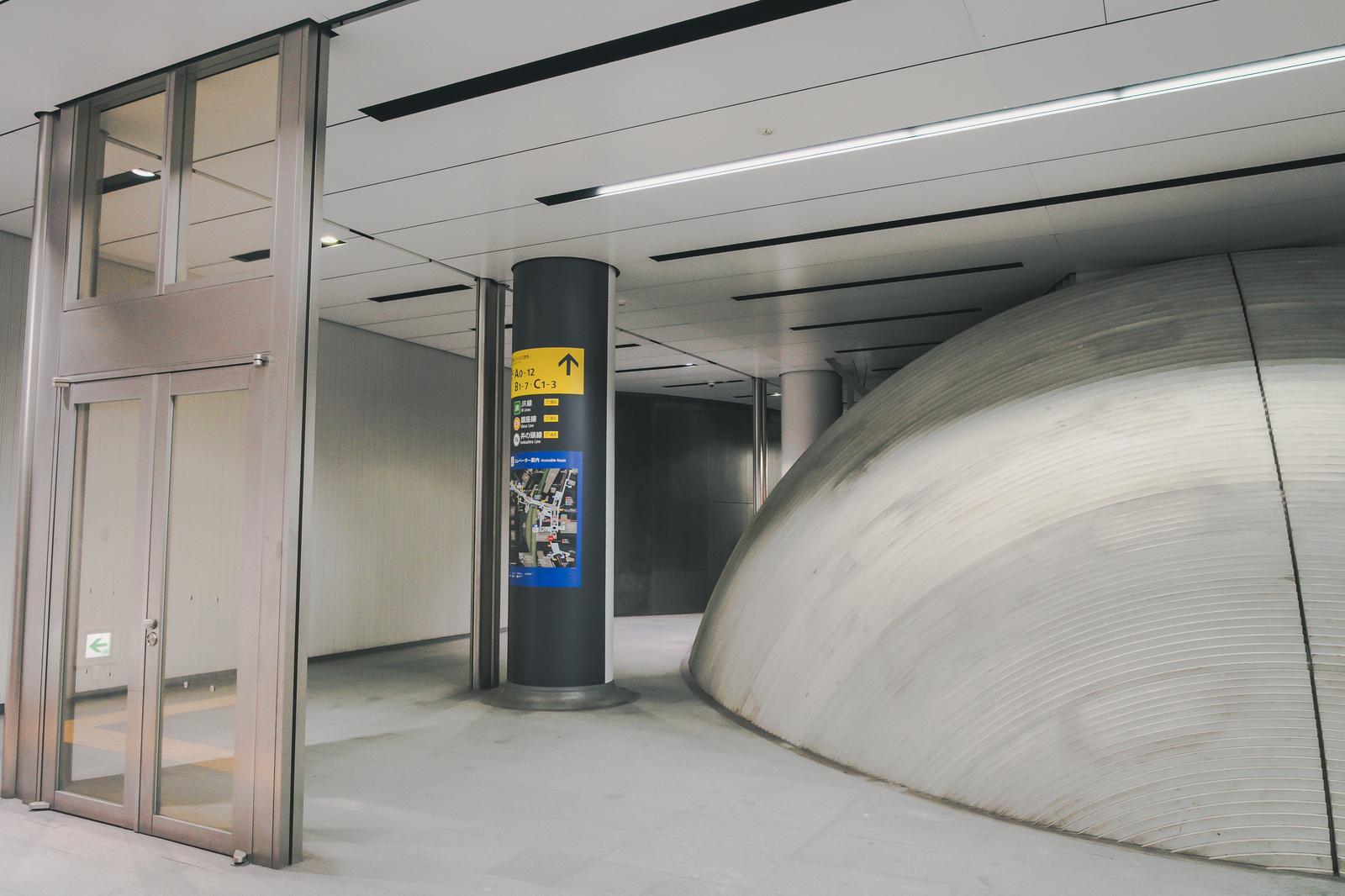 副都心線渋谷駅の丸い建築物と案内柱が見える駅構内