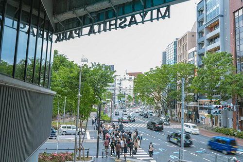 東京・宮下パークの交差点を見下ろす高層ビル街