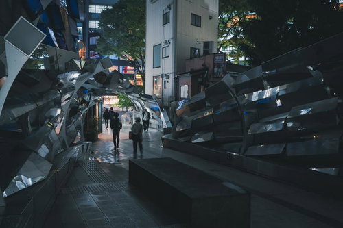 渋谷マークシティレストランアベニューの夜間入口と現代アート施設