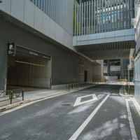 工事中の渋谷ストリーム前の駐車場入口と建設風景の写真