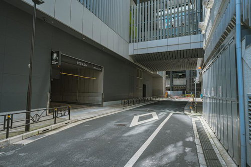 工事中の渋谷ストリーム前の駐車場入口と建設風景