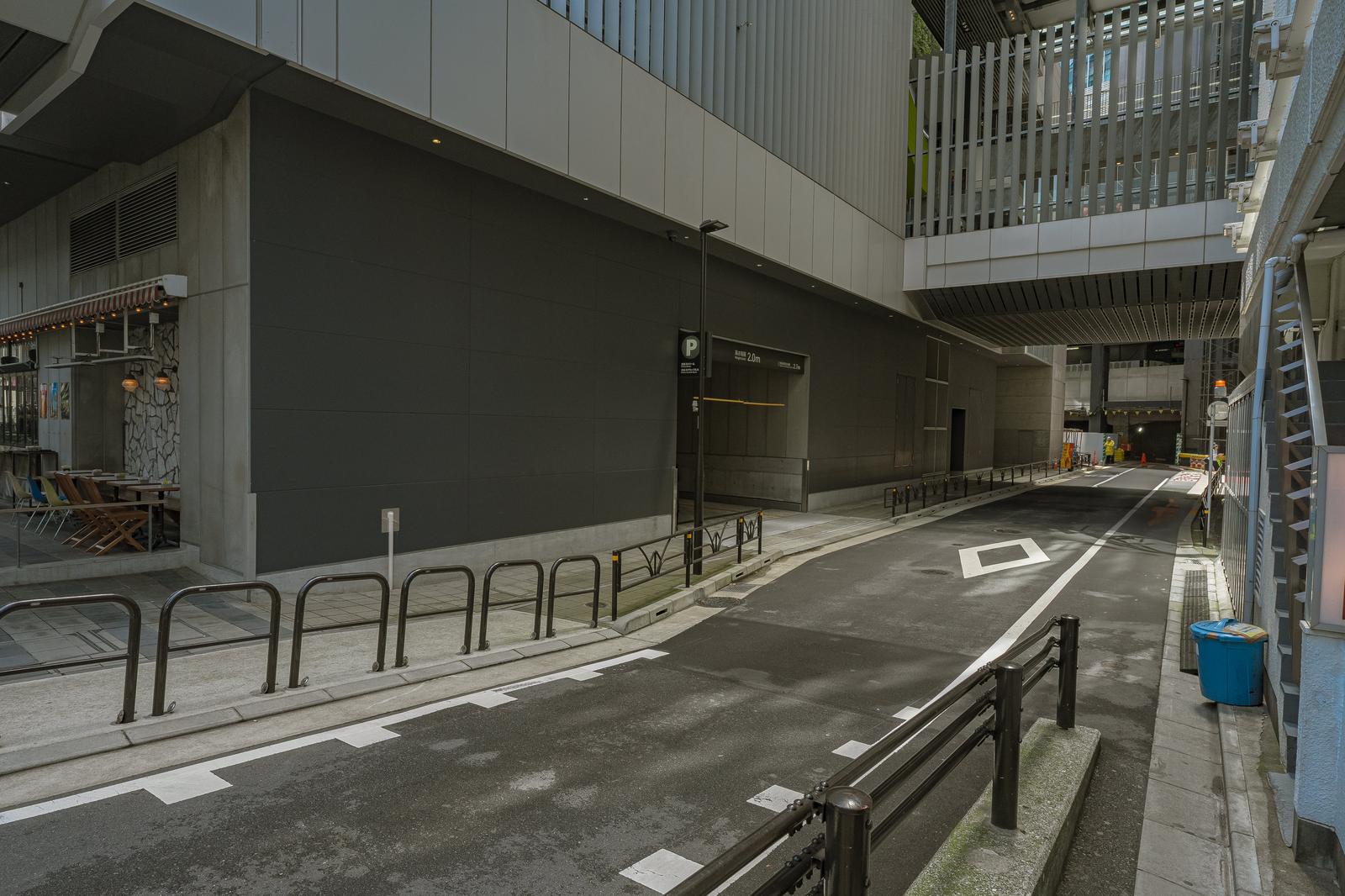 呪術廻戦の聖地・渋谷ストリーム前の駐輪場がある広場の風景