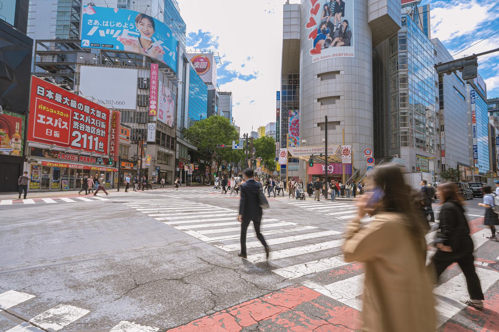 渋谷109前の道玄坂下で人々が横断歩道を渡っている様子