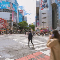 昼間の109前道玄坂下の横断歩道を渡る人々の写真