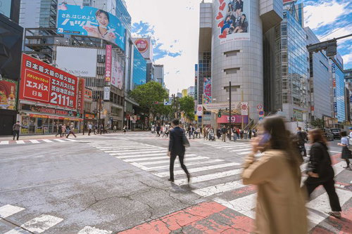 昼間の109前道玄坂下の横断歩道を渡る人々