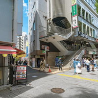 渋谷・道玄坂小路の入口：昼間の繁華街路地風景の写真