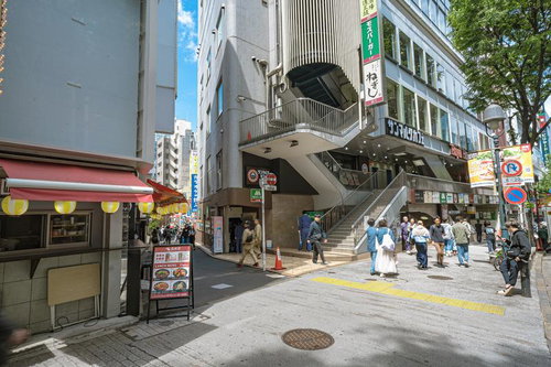 渋谷・道玄坂小路の入口：昼間の繁華街路地風景