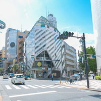 日中の松濤文化村ストリート、渋谷の繁華街の交差点の写真