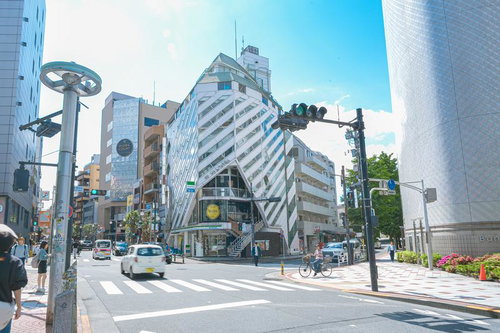 日中の松濤文化村ストリート、渋谷の繁華街の交差点