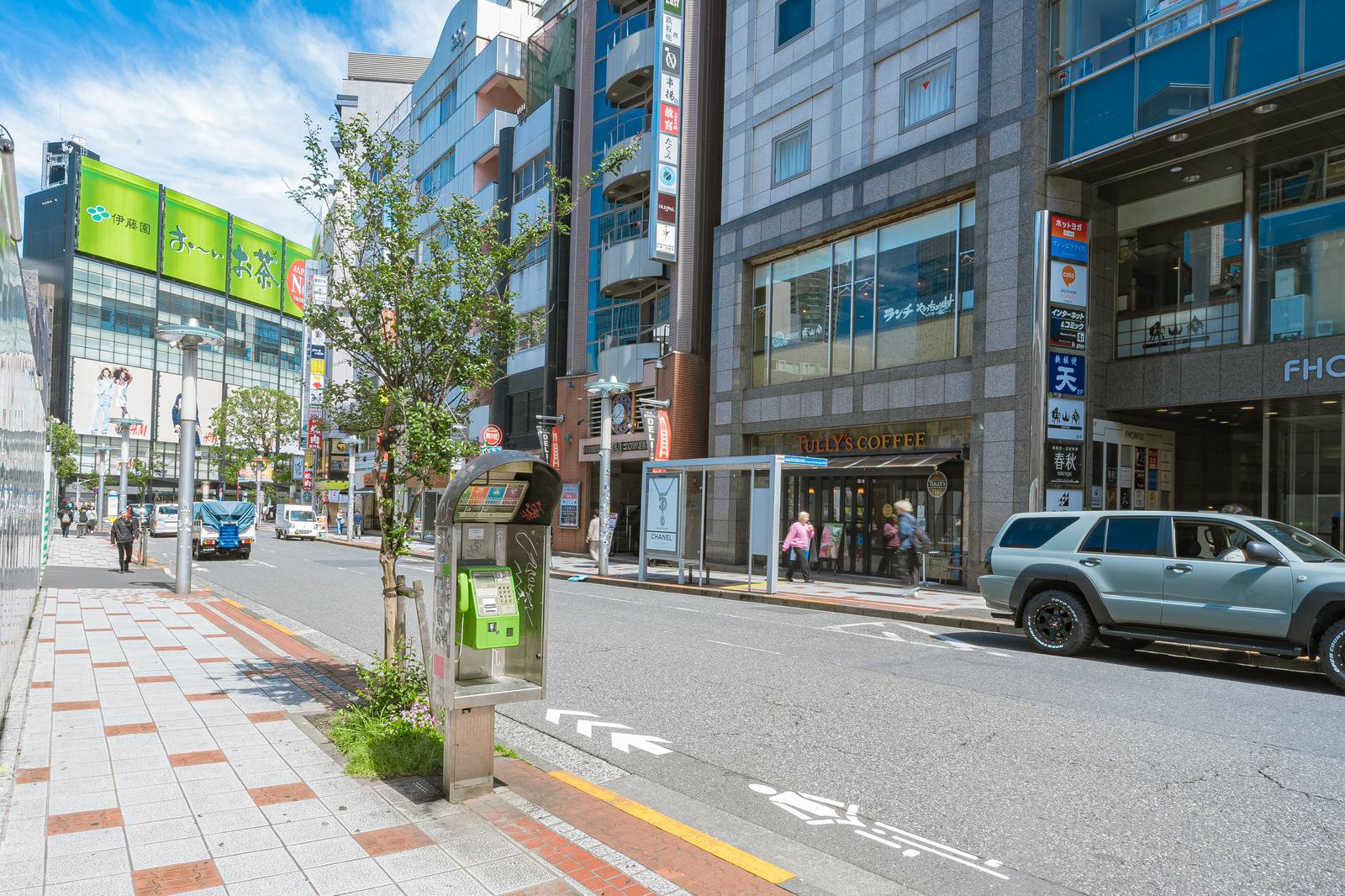 昼間の松濤文化村ストリート、複数のビルと店舗が立ち並ぶ渋谷の商店街
