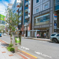 日中の松濤文化村ストリート、アニメ聖地の繁華街の写真