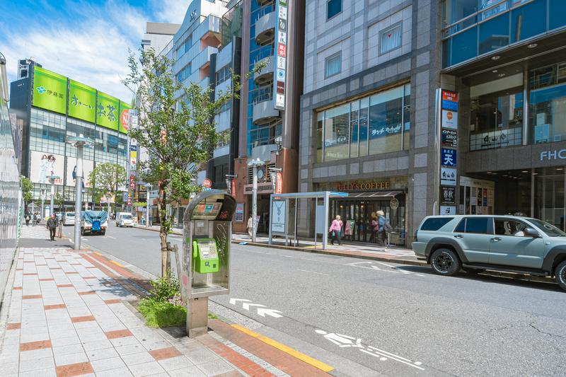 日中の松濤文化村ストリート