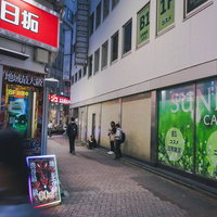 渋谷道玄坂二丁目の路地裏の夜間風景と商店街の雑居ビルの写真