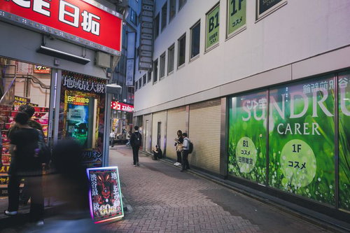 渋谷道玄坂二丁目の路地裏の夜間風景と商店街の雑居ビル