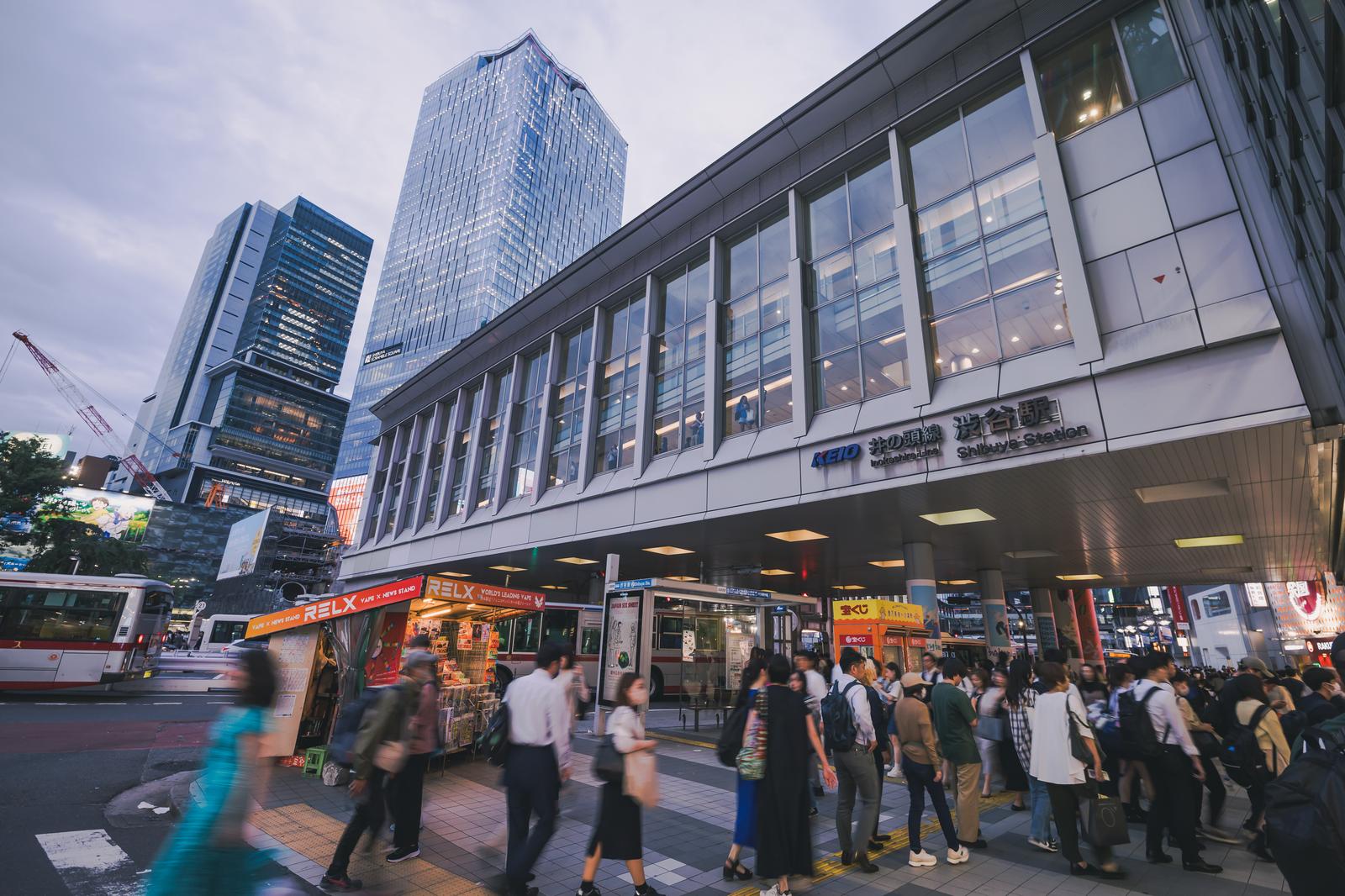 渋谷マークシティ駅前で人混みが行き交う駅ビルと高層ビルの写真