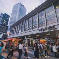 渋谷マークシティ駅前の夕方、人混みで賑わう駅ビル入口の写真