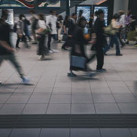 渋谷マークシティの自由通路を往来する大勢の歩行者の写真