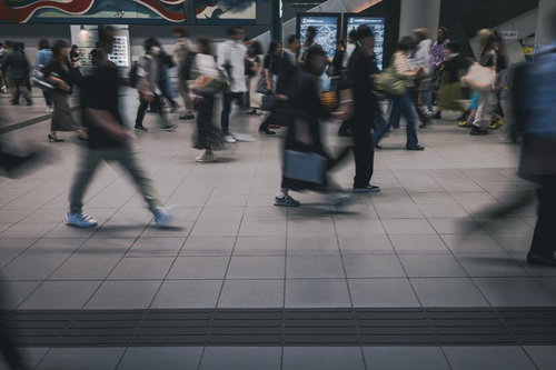 渋谷マークシティの自由通路を往来する大勢の歩行者