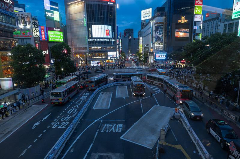 渋谷マークシティの自由通路から眺める夕暮れの渋谷のスクランブル交差点