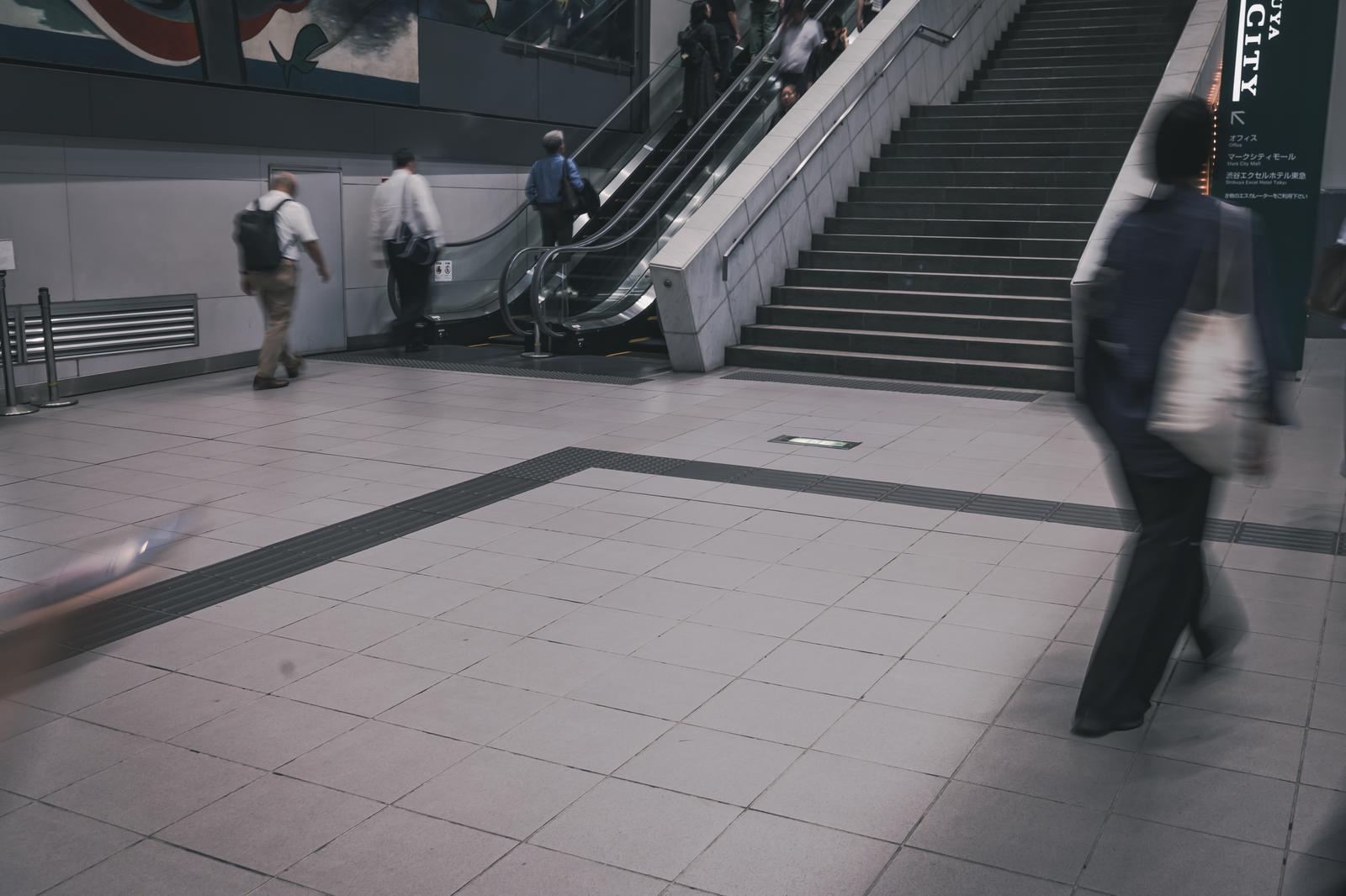 京王井の頭線の乗り換え通路前で複数人が歩行しているマークシティ内の風景