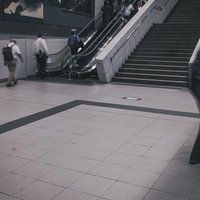 京王井の頭線乗り換え通路前の人行き来する渋谷マークシティの写真