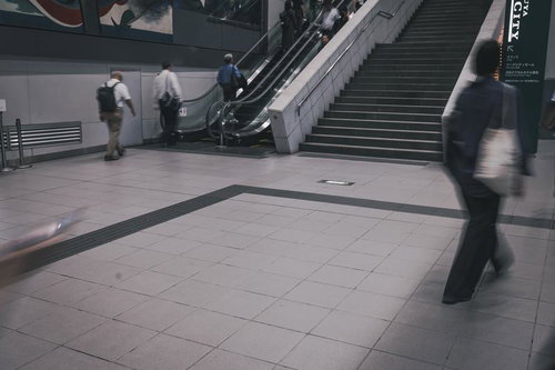 京王井の頭線乗り換え通路前の人行き来する渋谷マークシティ