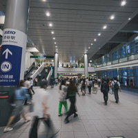 渋谷駅の井の頭線への乗り換え自由通路を移動する人たちの写真