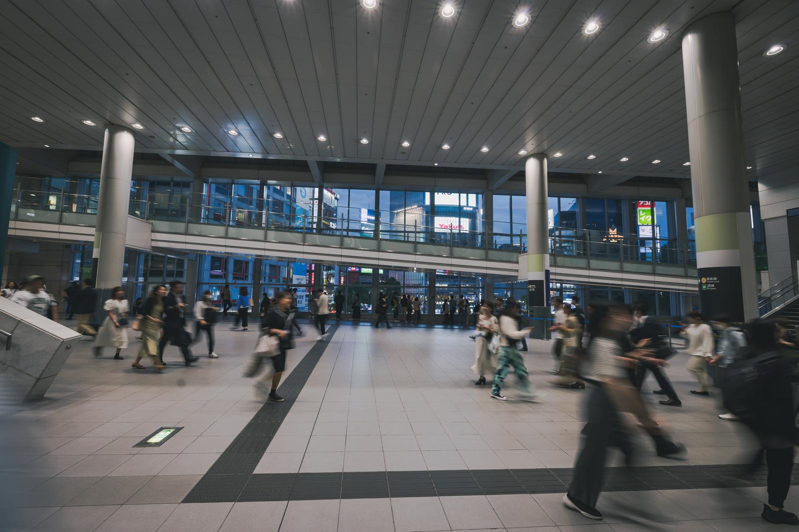 渋谷駅マークシティの自由通路を歩く人々と白い天井の広い駅内通路