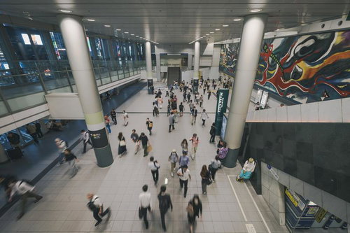 渋谷マークシティの自由通路を2階から見下ろす風景
