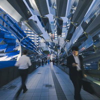 渋谷マークシティレストランアベニュー入口のメタリックなオブジェの写真